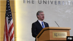 크리스토퍼 레이 미 연방수사국(FBI) 국장이 4일 미국 캔자스대에서 열린 ‘사이버안보 전문가 회의’에서 연설했다.