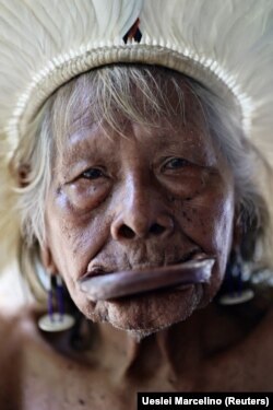Kepala suku asli Brazil Raoni Metuktire berpose saat wawancara sebelum pertemuan puncak negara-negara hutan hujan Amazon di Taman Igarape, di Belem, negara bagian Para, Brazil, 5 Agustus 2023. (Foto: REUTERS/Ueslei Marcelino)