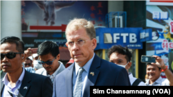 ឯកអគ្គរដ្ឋទូតសហរដ្ឋអាមេរិកប្រចាំកម្ពុជា លោក Patrick Murphy ដើរចេញពីសាលាដំបូងរាជធានីភ្នំពេញ បន្ទាប់ពីការប្រកាសសាលក្រម​របស់​លោក កឹម សុខា នៅរាជធានីភ្នំពេញ ថ្ងៃទី ៣ ខែមីនា ឆ្នាំ ២០២៣។ (ស៊ឹម ចាន់សំណាង/វីអូអេ)