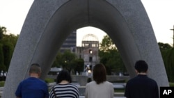 Pengunjung berdoa di depan cenotaph yang didedikasikan untuk para korban bom atom di Hiroshima Peace Memorial Park di Hiroshima, Jepang barat, 6 Agustus 2023. (Foto: Kyodo via AP)