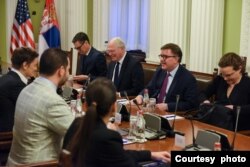 Delegacija Sjedinjenih Država predvođena pomoćniok sekretara Biroa za evropske i evroazijske poslove Stejt departmenta Džejmsom O'Brajanom razgovara sa predsednicom Skupštine Srbije Anom Brnabić, u Beograu, 20. aprila 2024. (Foto: FoNet)