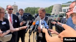 德国副总理兼经济部长罗伯特·哈贝克（左 Robert Habeck）在参观朝韩边界非军事区板门店时对记者讲话。（2024年6月21日）