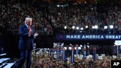 도널드 트럼프 전 대통령이 18일 미국 밀워키에서 열린 공화당 전당대회에서 대선 후보 지명 수락 연설을 하기 위해 무대에 오르고 있다.