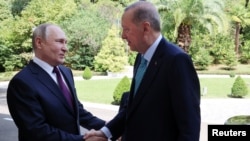 Presiden Rusia Vladimir Putin bertemu dengan Presiden Turki Tayyip Erdogan di Sochi, Rusia, 4 September 2023. (Foto: via Reuters)