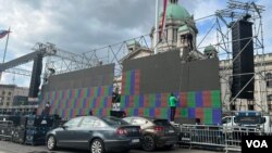 Postavljanje bine ispred Narodne skupštine u Beogradu za predstojeći miting SNS-a u petak 26. maja (foto: Jovana Đurović)