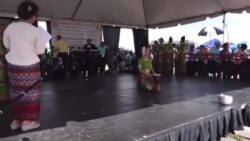 ນັກຟ້ອນຈາກສິບສອງພັນນາ ຟ້ອນມອງເຊີ້ງໃນງານສະຫລອງປີໃໝ່ລື້ທີ່ນະຄອນເດນເວີ, ລັດໂຄໂລຣາໂດ, ໃນເດືອນ ເມສາ 2024