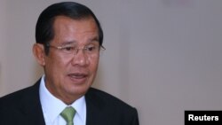 រូបឯកសារ៖ នាយករដ្ឋមន្ត្រីកម្ពុជា លោក ហ៊ុន សែន ចូលរួមកិច្ចប្រជុំរបស់រដ្ឋសភា នៅរាជធានីភ្នំពេញ កាលពីថ្ងៃទី ១៤ ខែកុម្ភៈ ឆ្នាំ ២០១៨។ 