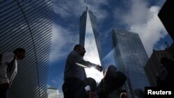 2023年9月11日是震惊世界的美国纽约世贸大楼和五角大楼遭受恐怖主义袭击22周年纪念日。美国各界人士在这一天纷纷来到世贸大厦遗址，悼念在恐怖袭击中牺牲的遇难者。