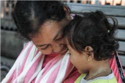 អ្នកស្រី ត្រឹង រដ្ឋា និងកូនស្រីអាយុ ២ ឆ្នាំ អង្គុយនៅខាងក្រៅមន្ទីរពេទ្យគន្ធបុប្ផា ក្នុងរាជធានីភ្នំពេញ កាលពីថ្ងៃទី ១ ខែមីនា ឆ្នាំ ២០២៣។ (ទែន សុខស្រីនិត/វីអូអេ)