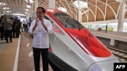 Presiden Joko Widodo memberi isyarat saat uji coba kereta cepat baru Bandung-Jakarta di Jakarta,13 September 2023. (AKBAR NUGROHO GUMAY / POOL / AFP)