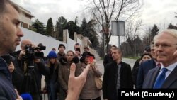 Savo Manojlović iz Incijative Kreni-Promeni i ambasador SAD Kristofer Hil na protestu ispred američke ambasade