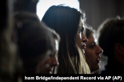 Rikki Held (tengah), yang memimpin para aktivis lingkungan dalam gugatan perubahan iklim mengikuti jalannya sidang di gedung Pengadilan Lewis and Clark County Courthhouse, 20 Juni 2023 di Helena, Montana. (Foto: hom Bridge/Independent Record via AP)