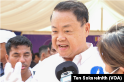 លោក ទាវ វណ្ណុល ប្រធាន​គណបក្ស​ភ្លើង​ទៀន ថ្លែងទៅកាន់អ្នកសារព័ត៌មាន ក្រោយសមាជវិសាមញ្ញរបស់គណបក្សនៅខេត្តសៀមរាបបានបញ្ចប់ កាលពីថ្ងៃទី ១១ ខែកុម្ភៈ ឆ្នាំ ២០២៣។ (ទែន សុខស្រីនិត/វអូអេ)