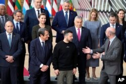 Arhiva - Predsednik Evropske komisije Šarl Mišel, napred desno, razgovara sa ukrajinskim predsednikom Volodimirom Zelenskim i premijerom Mađarske Viktorom Orbanom (iza), tokom EU samita u Briselu, 9. februara 2023.