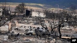 ផ្ទះ និង​រថយន្ត​ដែល​ត្រូវ​បាន​បំផ្លាញ​នៅ​ក្នុង​សង្កាត់​មួយ​កាលពី​ថ្ងៃ​ទី១៣ ខែ​សីហា ឆ្នាំ ២០២៣ ក្នុង​តំបន់​ Lahaina រដ្ឋ Hawaii បន្ទាប់ពី​ភ្លើង​ឆេះព្រៃ​ដ៏​សាហាវ​ដែល​បាន​បង្ក​ឱ្យ​មាន​ការ​ខូចខាត​យ៉ាង​ខ្លាំង នៅ​ប៉ុន្មាន​ថ្ងៃ​មុន​នេះ។