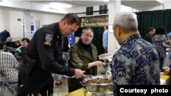 Acara buka puasa bersama yang diadakan masjid Indonesia IMAAM Center di Silver Spring, Maryland terbuka untuk umum (dok: VOA)