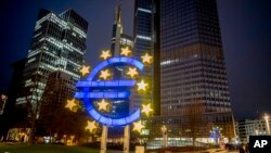 유럽중앙은행(ECB)은 3일 인플레이션이 올해 목표치인 2%에 가까워지고 있다고 밝혔다.