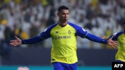 Penyerang Portugal Nassr Cristiano Ronaldo bereaksi setelah mencetak gol selama pertandingan sepak bola Liga Pro Saudi antara Al-Nassr dan Al-Shabab di Stadion al-Awwal Park di Riyadh pada 23 Mei 2023. (Foto: AFP)