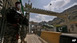 گذرگاه مرزی تورخم به دلیل مناقشه مرزبانان پاکستانی و طالبان روی ایجاد تاسیسات مرزی از ۲۱ فبروری به اینسو مسدود است.