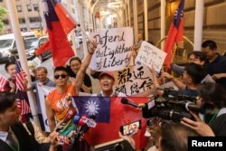 Pendukung berkumpul saat Wakil Presiden Taiwan William Lai tiba di Lotte Hotel di Manhattan di New York City, 12 Agustus 2023. (Foto: Reuters)