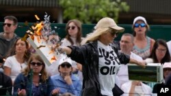 Tokom ovogodišnjeg teniskog turnira na londonskom Vimbldonu aktivisti su održali protest (Foto: AP/Alastair Grant)