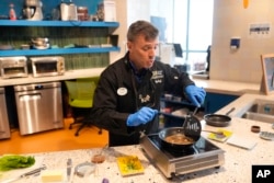 Zach Lemann, kurator di Audubon Insectarium, menyiapkan tonggeret untuk disantap di insektarium di New Orleans (AP/Gerald Herbert)