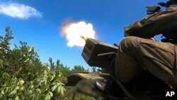 우크라니아 국방부가 21일 공개한 사진으로 러시아 군인이 우크라이나 영토에서 대공포를 발사하고 있다.