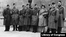 Library of Congress European Mission, 1946. Reuben Peiss is in the center, with a pipe. Harry Lydenberg, former director of the New York Public Library is second from
right.