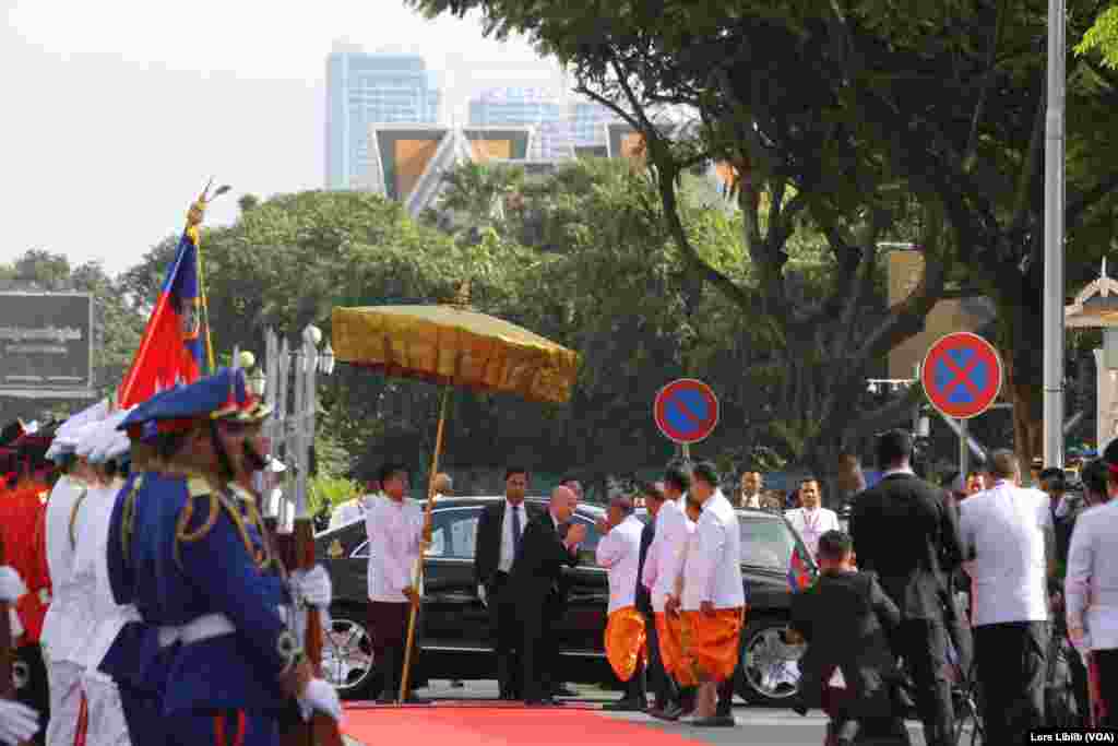 ព្រះមហាក្សត្រ ព្រះបាទ នរោត្តម សីហមុនី យាង​បើក​សម័យ​ប្រជុំ​រដ្ឋសភា​នីតិកាល​ទី៧ នៅ​ថ្ងៃទី២១ ខែសីហា ឆ្នាំ២០២៣។ (លាស់ លីបលីប/វីអូអេ)