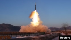 북한은 지난달 19일 김정은 국무위원장이 참관한 가운데 고체연료 대륙간탄도미사일(ICBM) 화성-18형 발사 훈련을 실시했다며 사진을 공개했다.