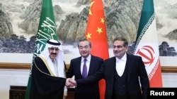 Wang Yi, diplomat senior China (tengah), Ali Shamkhani, Sekretaris Dewan Keamanan Nasional Tertinggi Iran dan Menteri Negara (kanan) dan Penasihat Keamanan Nasional Arab Saudi Musaad bin Mohammed Al Aiban dalam pertemuan di Beijing, China, 10 Maret 2023. (China Daily via REUTERS)