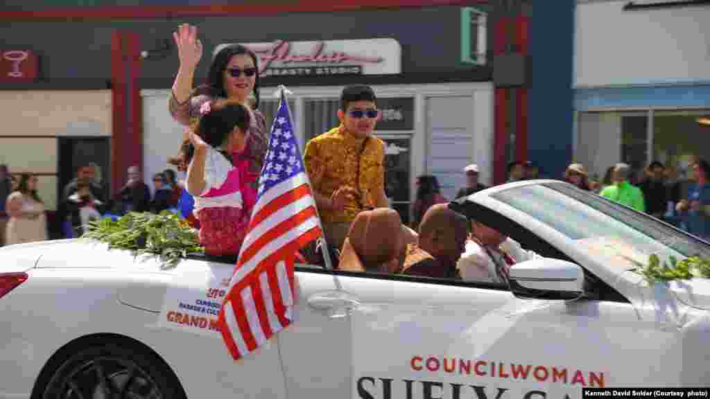 ពលរដ្ឋ​ខ្មែរអាមរិកាំងនិង​សហគមន៍នៅទីក្រុង Long Beach រដ្ឋកាលីហ្វ័រញ៉ា បាន​ដើរហែក្បួន​វប្បធម៌​ប្រចាំឆ្នាំ​ដើម្បី​អបអរ​សាទរ​ពិធី​បុណ្យ​ចូល​ឆ្នាំ​ប្រពៃណីខ្មែរ កាលពីថ្ងៃទី ៧ ខែមេសា ឆ្នាំ២០២៤។ (រូបថតដោយ Kenneth David Snider)