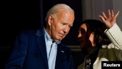 Potpredsednica Kamala Haris razgovara sa predsednikom Džoom Bajdenom na balkonu Bele kuće tokom proslave Dana nezavisnosti u Vašingtonu, 4. jula 2024. (Foto: REUTERS/Elizabeth Frantz)