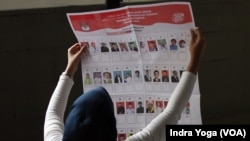 Seorang petugas memeriksa lembar surat suara untuk pemilihan Dewan Perwakilan Daerah RI (DPD RI) di Gudang KPU Kota Depok, di Cibinong, Jawa Barat, Rabu, 10 Januari 2024 (Foto: Indra Yoga/VOA)