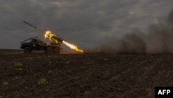 15일 제92돌격여단 소속 우크라이나 군인들이 하르키우 지역의 러시아 진지를 향해 BM-21 'Grad' 다중 로켓 발사기를 발사하고 있다.