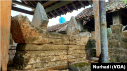 Kompleks pemakaman umum warga setempat yang kini dikelilingi tembok pembatas bangunan Sasana Adhi Rasa. (Foto: VOA/Nurhadi)