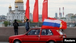 រូបឯកសារ៖ ពលរដ្ឋចូលរួមថ្ងៃជ័យជម្នះដែលគម្រប់ខួបទី ៧៨ នៃការផ្តួលរលំពួកណាហ្ស៊ី ក្នុងសង្គ្រាមលោកលើកទី ២ នៅទីក្រុងមូស្គូ ប្រទេសរុស្ស៊ី កាលពីថ្ងៃទី ៩ ខែឧសភា ឆ្នាំ ២០២៣។ 