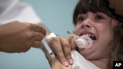 FILE - Seorang anak divaksinasi campak di Rio de Janeiro, Brazil, 6 Agustus 2018. (AP/Leo Correa)