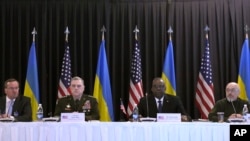 德国国防部长皮斯托留斯、美国参联会主席米利、美国国防部长奥斯汀和乌克兰国防部长列兹尼科夫参加在德国拉姆施泰因空军基地举行的乌克兰防务联络组会议的开幕会议。(2023年4月21日)