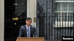 관저 앞에서 리시 수낙 영국 총리가 기자회견을 하고 있다. (자료사진)