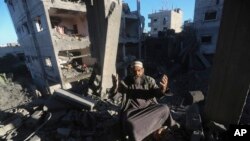 2023年12月15日，一名巴勒斯坦人在以色列袭击加沙地带拉法的住宅楼后作出反应。（美联社照片）