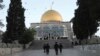 Polisi Israel dikerahkan di Masjid Dome of the Rock, kompleks Masjid Al-Aqsa, Kota Tua Yerusalem, menyusul penggerebekan di lokasi tersebut pada bulan suci Ramadan, Rabu, 5 April 2023. (AP/Mahmoud Illean)