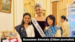 ທ່ານນາງມາລີຣິນ, ນັກອອກແບບເຄື່ອງນຸ່ງຊຶ່ງເປັນຄົນລາວອາເມຣິກັນ ພ້ອມກັບເພື່ອນຮ່ວມງານຖ່າຍຮູບຮ່ວມກັບມີນາງງາມຈັກກະວານລາວປີ 2023 ໄພມະນີ ລາດຊະບັນເທົາ.