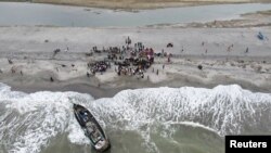 Sebuah perahu yang membawa pengungsi Rohingya terdampar di pantai Lampanah, provinsi Aceh, 16 Februari 2023. (REUTERS/Hidayatullah Tajuddin)