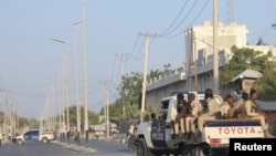 Pasukan bersenjata Somalia tiba untuk mengamankan jalanan yang berada di dekat lokasi serangan militan di distrik Abdias, Mogadishu, Somalia, pada 21 Februari 2023. (Foto: Reuters/Feisal Omar)