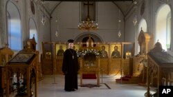 Pendeta Ioann Koval berdiri di dalam gereja Ortodoks tua di Antalya, Turki, 16 Juli 2023. (Foto: AP)