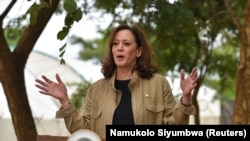 Wakil Presiden AS Kamala Harris menyampaikan pidato di sebuah peternakan di distrik Chisamba, Zambia, dalam lawatannya ke Afrika pada 1 April 2023. (Foto: Reuters/Namukolo Siyumbwa)