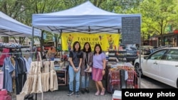 (Ki-ka) Katia Prameswari, Nurhidayati Sriharto, Martha Zeiler di stan "Taste of Indonesia" di World Square (dok: Indonesians in Pittsburgh)