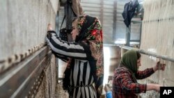 FILE - Gadis-gadis Afghanistan menenun karpet di pabrik karpet tradisional di Kabul, Afghanistan, Minggu, 5 Maret 2023. Setelah Taliban berkuasa di Afghanistan, banyak hak-hak dasar perempuan yang dirampas. (AP/Ebrahim Noroozi)