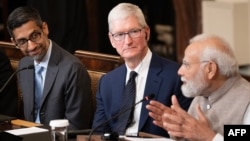 左起：谷歌首席执行官桑达·皮采和苹果首席执行官库克在白宫的一个美印高级商务会议上倾听印度总理莫迪的讲话。（2023年6月23日）